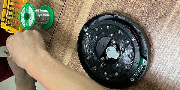 3C客戶線上打樣后，帶產(chǎn)品來到工廠測試！